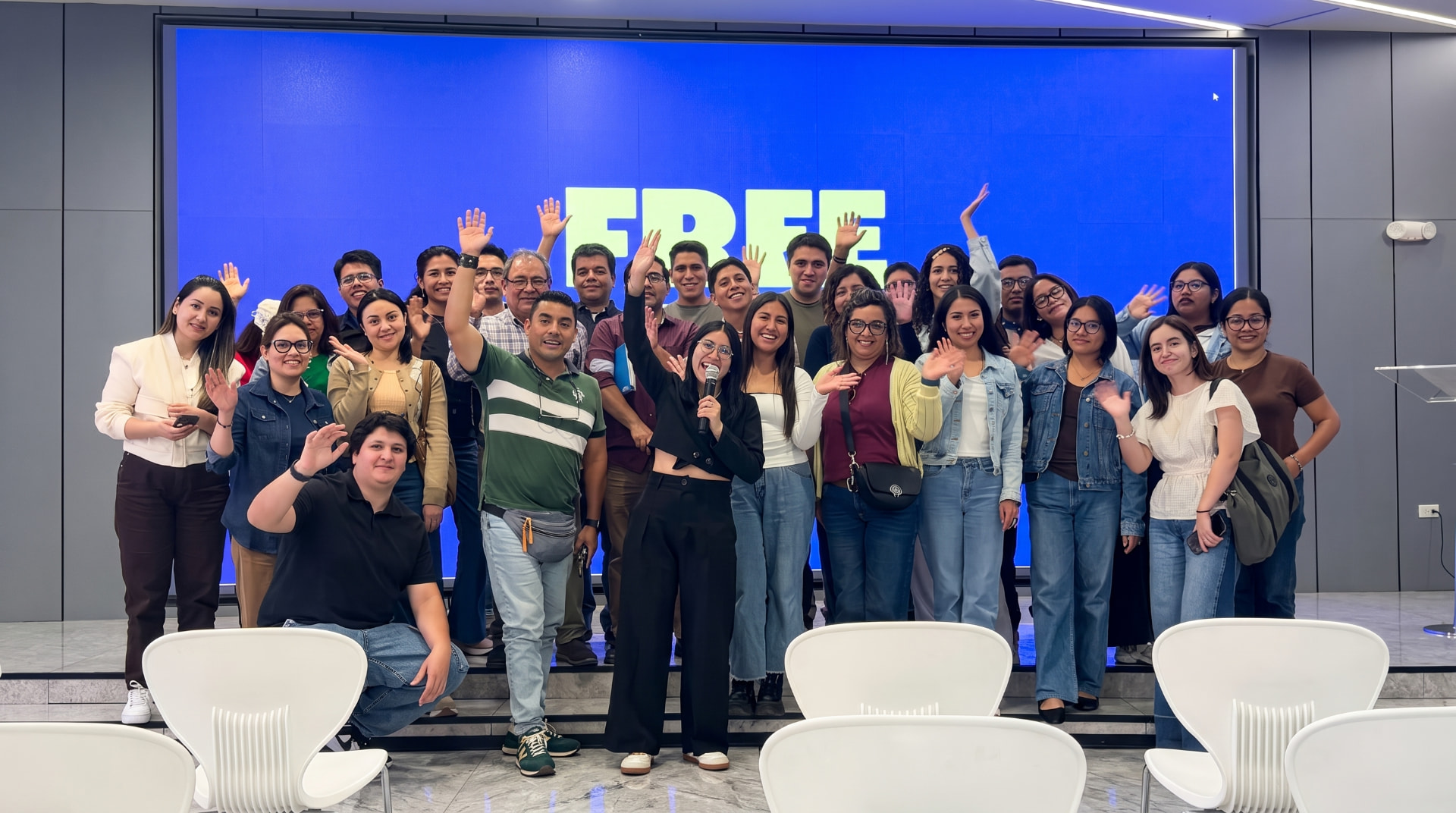 Grupo de colaboradores en un workshop corporativo de Freenanzas
