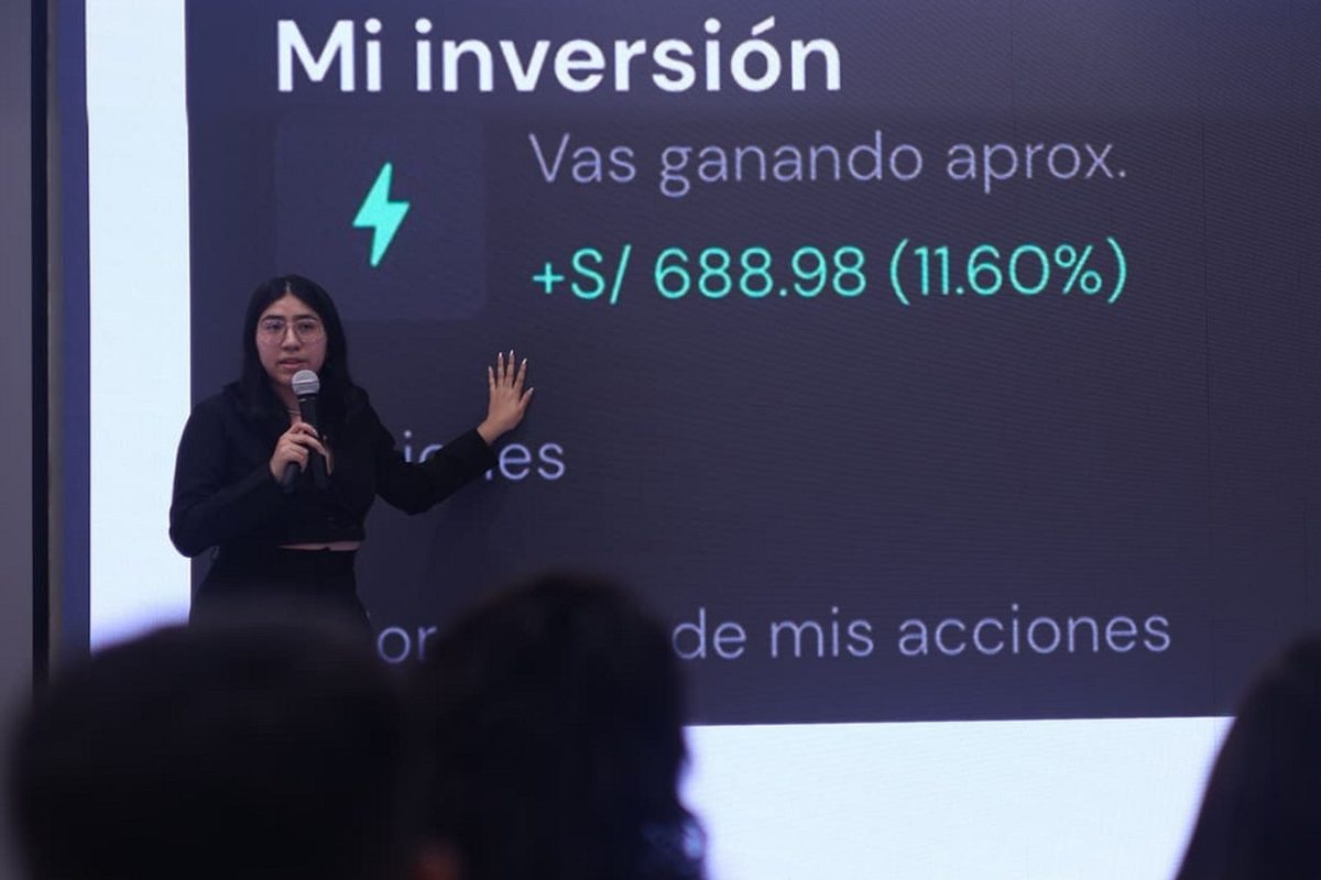 Equipo Freenanzas mostrando una inversión real en vivo frente a alumnos